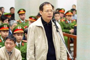 PVN原總經理馮廷實站在被告席上自行辯護。