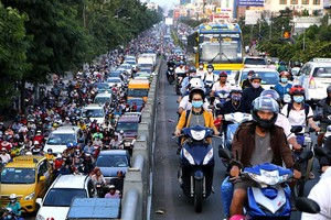 本市交通堵塞情況日益加劇。