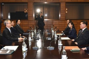 韓方（左邊）和朝方在板門店統一閣舉行工作會談。（圖源：新華網）