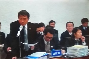 阮國雄律師在法庭上為被告鄭春清辯護。（圖源：黃蝶）