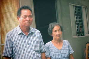 黎氏棕大娘（右）建築在由何先生（左）捐出的地皮上的房子，今後得以安居樂業，她感到很高興。