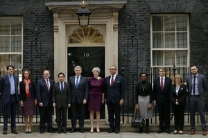 英國首相特蕾莎‧梅（中）與新內閣部分成員應對「脫歐」。（圖源：新華網）