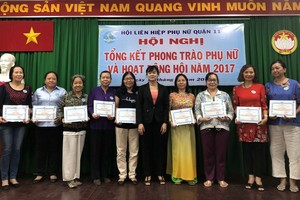 華人婦女胡愛香（右一）、梁氏映（左二）獲獎。