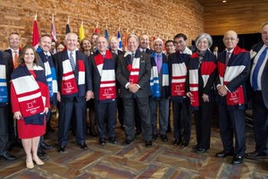 二十國外長在溫哥華外長會議結束後披上平昌冬奧會圍巾合影留念。（圖源：韓聯社）