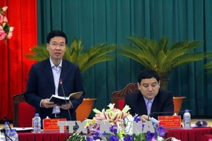 中央宣教部長武文賞(左)在檢討會議上發表指導意見。（圖源：越通社）