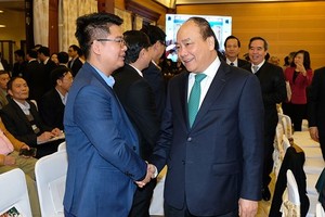 政府總理阮春福與代表交談。（圖源：VGP）