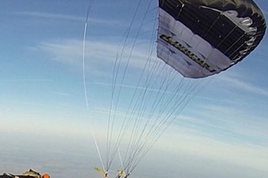 詹森光腳踩在後者身上，順利地完成了“人形”滑板沖浪這一高難度動作，並持續了兩到三次！ ​（圖源：互聯網）