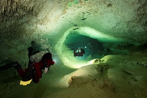 一個潛水團隊近日在墨西哥東部發現了連通兩個地下洞穴的通道。（圖源：路透社）