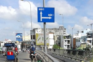 第八郡森舉橋上在行人步行的地方經常出現垃圾，令路人須走出車道，十分危險。