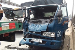 該起事故導致卡車的駕駛室被擠扁。（圖源：互聯網）