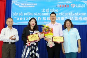 本報編委、編輯部主任范興（左一）與市各少數民族文學藝術協會辦公廳主任張四妹（右一）向台越人才公司副總經理凌盈盈（左二）和紅心鈕扣生產貿易公司副經理劉成發贈送禮物表示感謝。