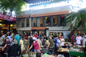 年輕人對古老年代的物件愛不釋手。