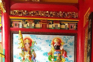 髹新大門前的兩個大燈籠。