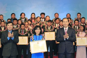 國家主席陳大光頒發獎狀給基層工會主席模範。（圖源：顏創）