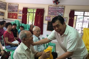 李氏宗祠常值副會長李祖俊向宗長贈送新春禮物。