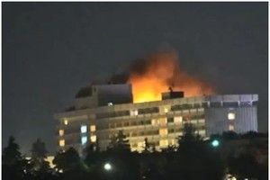 阿富汗首都喀布爾洲際酒店遇襲後起火。（圖源：互聯網）