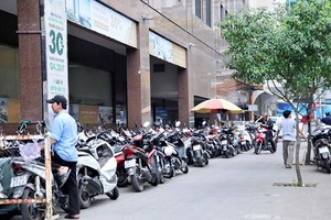 第一郡胡訓業街人行道的停車處。