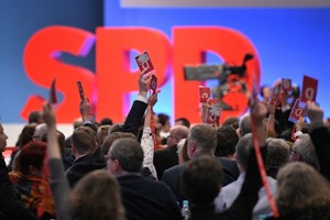 1月21日，在德國波恩，德國社民黨的黨代表們在特別黨代會上舉手表決。（圖源：AFP）