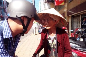 言德勝每月都向孤寡老人送錢，而且還買下他們的所有彩票。