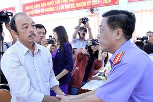 過去期間發生的一連串冤案都呈刑訊逼供的現象。圖中：市人民檢察院代表 向14年前受冤判的張柏閑握手致歉。