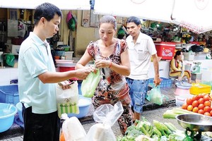 本市各個街市商販仍使用塑料袋包裝商品。