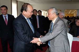 阮春福總理親切問候退休幹部。（圖源：VOV）