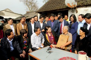 國會主席阮氏金銀(前右三)前往河靖省石河縣石海鄉探訪並給若干貧戶、優撫家庭贈送禮物、拜年。（圖源：茶江）