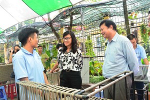 市人委會副主席阮氏秋前往本市設於平陽的布拉戒毒所探望並慰問戒毒者。（圖源：嶺鴻）