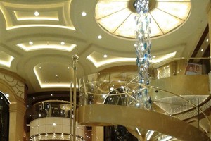 盛世公主號郵輪內豪華大廳一瞥。