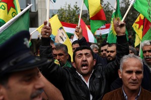 庫爾德人抗議土耳其軍隊在敘利亞西北部的軍事打擊行動。（圖源：路透社）