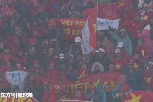 在寒風中，我國球迷營造出了一抹紅格外醒目，他們在中國營造出了越南主場氛圍。（圖源：東方號）