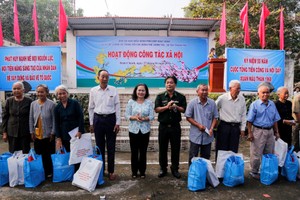 組委會向平政縣優撫家庭與窮人贈送禮物。（圖源：德勝）