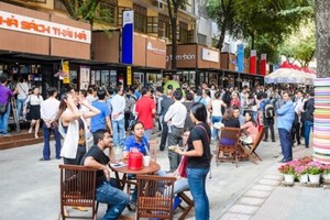 本市書香街吸引眾多顧客。