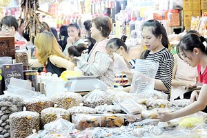 安東市場的春節餅乾、蜜餞攤位一隅。