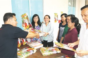 報販們高興地領取春刊去發售。