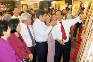 張漢明畫家向貴賓介紹水墨畫作品。