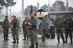 1月29日，在阿富汗首都喀布爾，阿富汗士兵在遭襲地點附近警戒。（圖源：新華網）