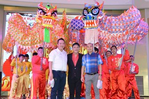 林日民(左)與劉家明(右)兩位正副會長 為雙龍點睛開光後合照。