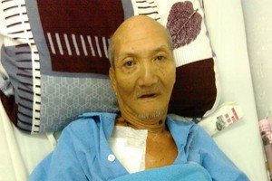 陳明飛正在徵女王醫院留醫。