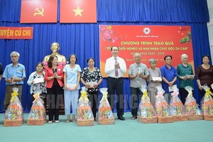 國家主席陳大光向古芝縣貧戶贈送春節禮物。（圖源：市黨部新聞網）