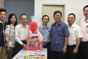 本報向市民族處祝賀新年。