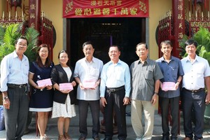 本市浸石天后宮理事長張敬和同副理事陳繼祥、張興盛等諸位理事贊助第十一郡祖國陣線委員會1億5000萬元，古芝縣祖國陣線委員會1億元，第六郡紅十字會和華文《西貢解放日報》各5000萬元。