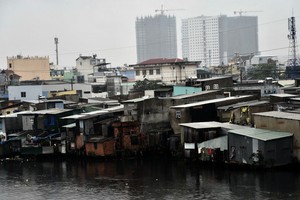 本市參差雜亂的沿涌住房。