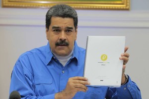 委內瑞拉總統尼古拉斯‧馬杜羅正式宣佈石油幣預售時間，並且提交簽署石油幣官方白皮書和挖礦項目。（圖源：路透社）