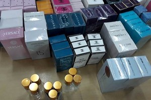 被查扣的假冒名牌香水一瞥。