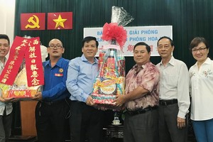 市統一粵劇團顧問會會長丁文森伉儷、常值副會長羅煥民與風水建昌堂兼粵劇團顧問會常值副會長陳建昌，昨(2)日下午前來向本報拜年。