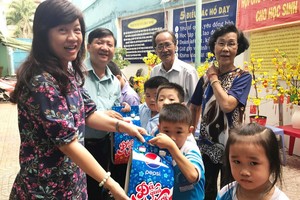 熱心人士向日早學生贈送禮物。