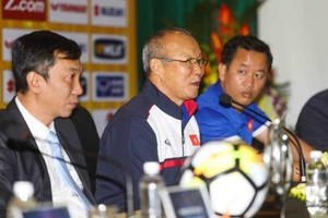 韓國籍主教練朴恒緒（Park Hang Seo）(左二)在記者會上發言。