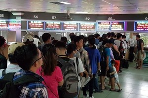 市交通運輸廳副廳長陳光霖勸喻民眾勿購買黑市車票。圖為民眾在排隊購買春運車票。（示意圖源：何芳）