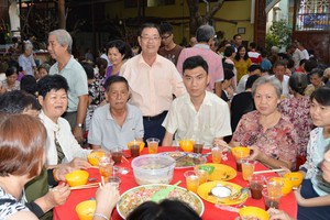 劉南標慈善組長招待眾善信。